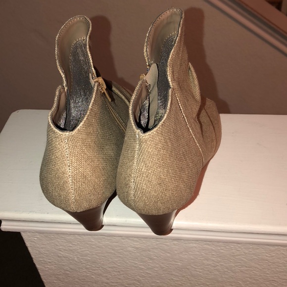 Shoes - Picture 3 of 4